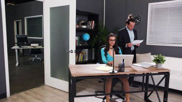 Eliza Ibarra: The Busty Office Helper - porntry.com on freevids.org