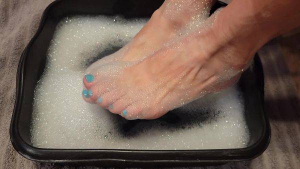 Soapy Foot Bubble Bath - Soaking My Sweaty Feet After A Long Day - hclips.com on freevids.org