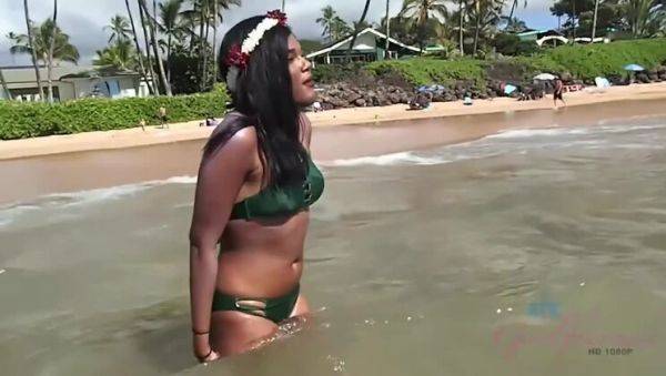 Yara Skye: Black Beauty's Intimate Encounter with a Sea Turtle on Beach - veryfreeporn.com on freevids.org