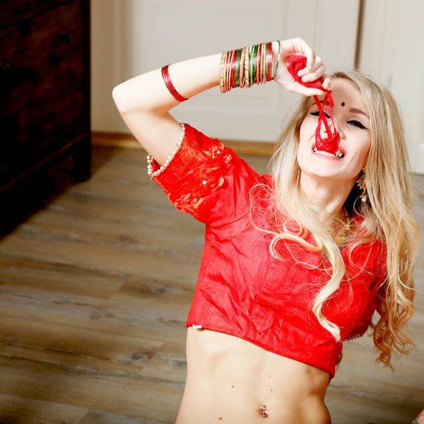 Russian girl dances on Jimmy Jimmy Aaja Aaja and gets FUCKED HARD! - txxx.com - Russia - India on freevids.org