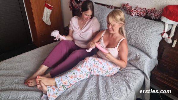 Best Friends Exchange Sexy Gifts Before Using Them To Have Lesbian Sex - hclips.com on freevids.org