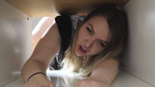 Marycandy - Stucked Maid Got A Hard Cock In Her Big Ass As A Tip - upornia.com on freevids.org