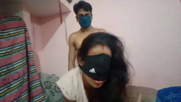 Apni Wife Ko Ghar Aye Dost Ke Samne Choda Dost Ne Video Bnaya Aur Maza Liya - desi-porntube.com - India on freevids.org