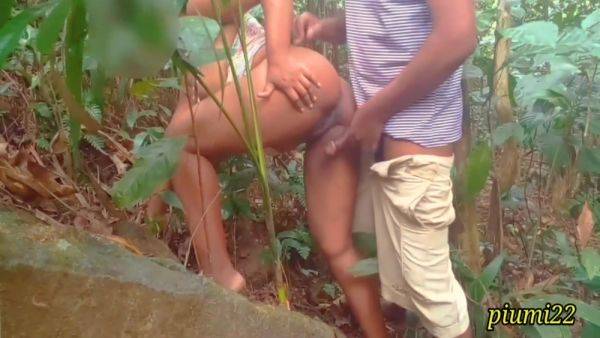 Sri Lankan Couple Risky Outdoor Sex Jangal - desi-porntube.com - India - Sri Lanka on freevids.org