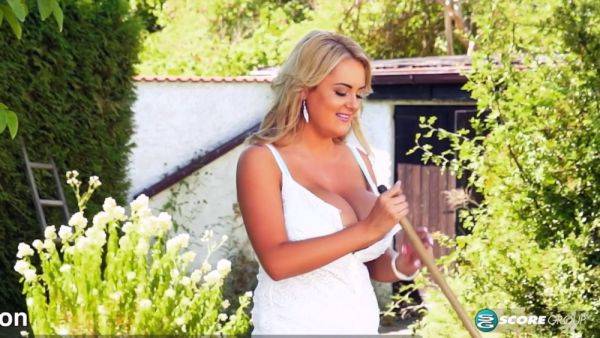 Katie Thornton flaunts her massive tits and takes it hard in the great outdoors - sexu.com on freevids.org