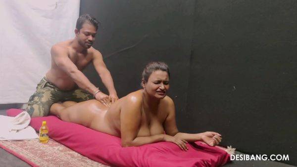 Chubby Desi wife cam fucked during erotic massage - xbabe.com - India on freevids.org