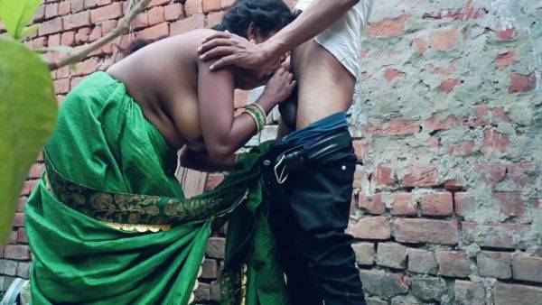 Hot Indian Bhabhi Outdoor Real Anal Sex Video Desi Bhabhi Ki Chudai Ghar Ke Pichhe Real Chudai Video - desi-porntube.com - India on freevids.org