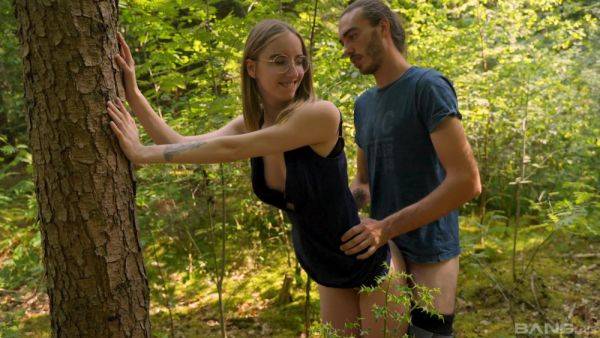 Slender babe tries hard sex in the woods with her new boyfriend - hellporno.com on freevids.org