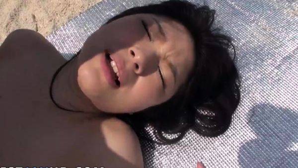 At the gorgeous beach, promiscuous Hina drenches up the - drtuber.com - Japan on freevids.org