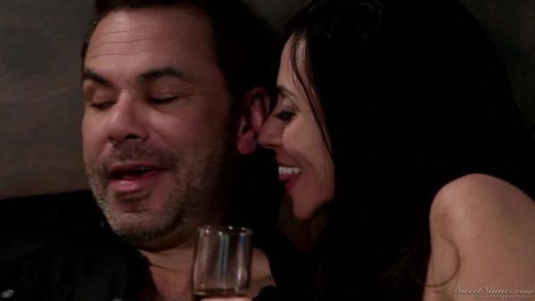 Naughty Cougar Ariella Ferrera Breathtaking Porn - videomanysex.com on freevids.org