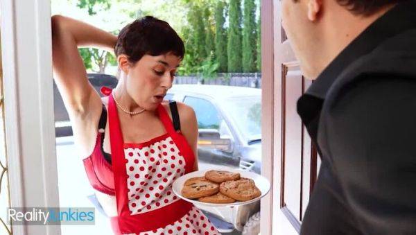 Sexy Housewife (Olive Glass) Mades Cookies For Her Neighbour But What She Really Wants Is His Cock - Reality Junkies - veryfreeporn.com on freevids.org