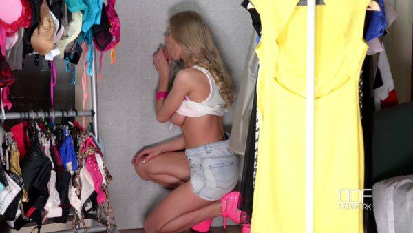 Blonde Babe Blowing Big Dick in Gloryhole - PornWorld - hotmovs.com on freevids.org