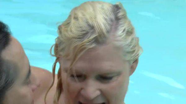 Fuck with Busty Hot Woman in Swimming Pool - hotmovs.com on freevids.org