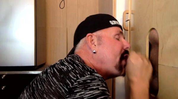 Cock greedy DILF sucks gloryhole penis - drtuber.com on freevids.org