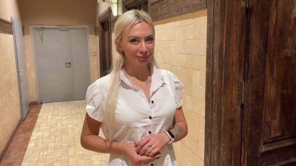 Hot and dangerous blowjob in the toilet of the shopping center from a Russian saleswoman. - anysex.com - Russia on freevids.org