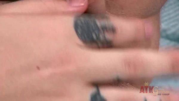 Tattooed blonde slut masturbates on cam - hotmovs.com on freevids.org