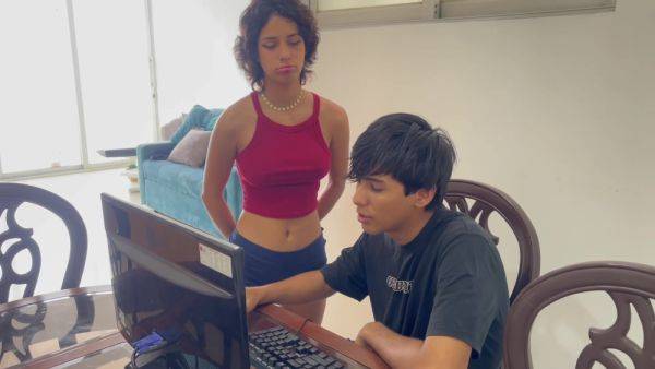 Juego A S Escondidas Con Mi Pequena Hermanastra Y Termino Dandole La Follada De Su Vida - hclips.com on freevids.org