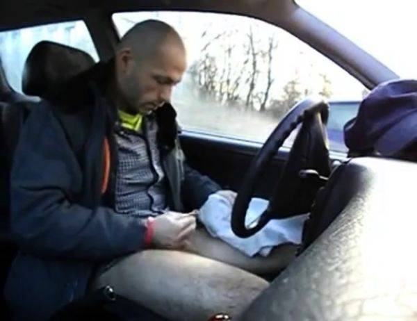 Wanking in the Car - drtuber.com on freevids.org