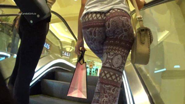 Jiggly Teen Ass Mall Candid - voyeurhit.com on freevids.org