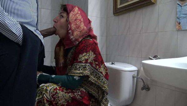 A Raunchy Turkish Muslim Spouse's Encounter with a Black Immigrant in a Public Restroom - veryfreeporn.com - Britain - Turkey on freevids.org