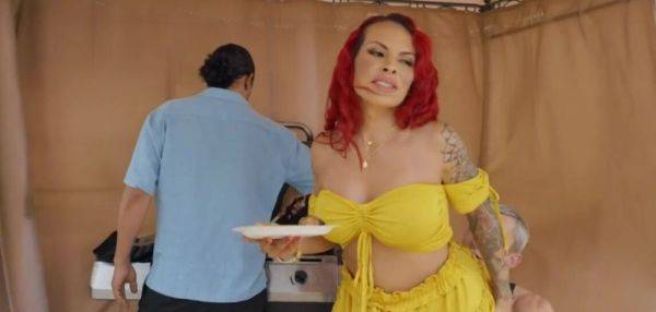 Giving Blowjob Under The Dining Table - inxxx.com on freevids.org