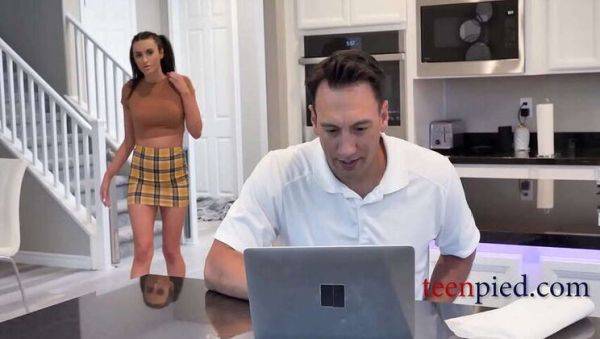 Stepdaughter Mia Taylor Catches Stepdad Jerking Off - xxxfiles.com on freevids.org