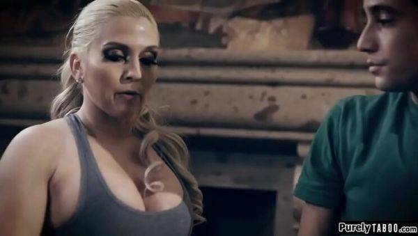 Busty Step Mom Christie Stevens Seduces Stepson With Shaved Pussy - veryfreeporn.com on freevids.org