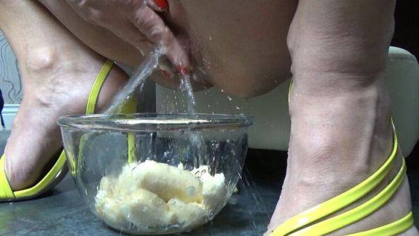 AnnaBUST Extreme Pissing & Banana Fetish - Amateur MILF Golden Shower & Food Play - xxxfiles.com on freevids.org
