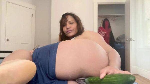 Michelle Sex Hard Big Cucumber Pussy Masturbation Amateur Latina MILF - veryfreeporn.com - Venezuela - Spain on freevids.org