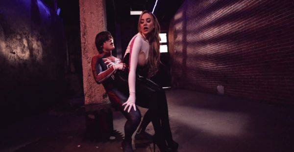 Two hot babes Blake Blossom and Tyler Cruise have fun in a playful setting - alphaporno.com on freevids.org