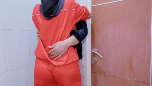 Indonesian Hijab Girl Nadalyne Gets Creampie Fucked by Boyfriend in Public Toilet - veryfreeporn.com - Indonesia on freevids.org