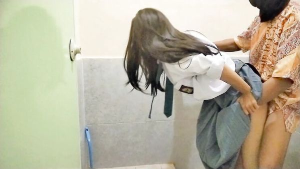 Naughty 18 Year Old Asian Teen Jesline Joy Seduced in Bathroom - xxxfiles.com - Indonesia on freevids.org