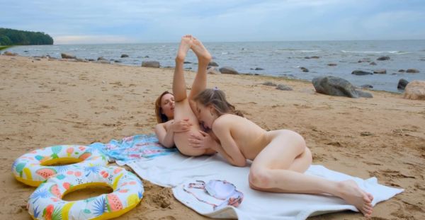 Skinny teens Milka Wey and Violet Clarke kiss and lick pussies on the beach - alphaporno.com on freevids.org