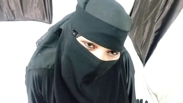 Muslim Girl Perfect Footjob - Desi Teen in Hijab Gives Amazing Foot Fetish Fun - porntry.com - China - India - Indonesia on freevids.org