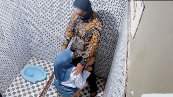 Indonesian Hijab Teacher Fucks Student in Public Toilet - Clarelia Jamsen Blowjob Viral - porntry.com - Indonesia on freevids.org