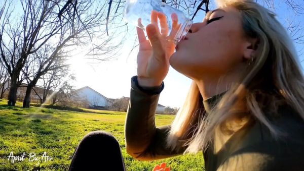 April BigAss Drinks Piss on Street in Real Outdoor Risk - porntry.com - Spain on freevids.org