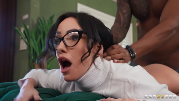 Jennifer Whites Sneaky Fuck With Electrician - upornia.com on freevids.org