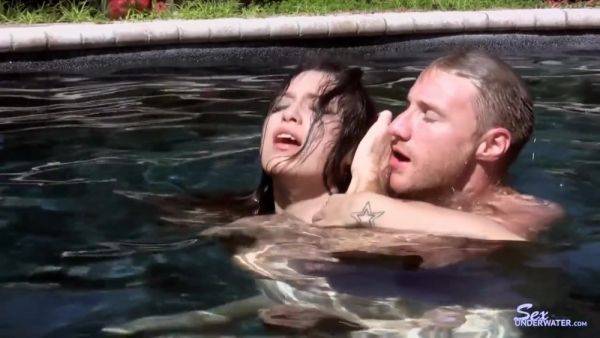 Saucy Vixen Incredible Underwater Sex Video - videomanysex.com on freevids.org