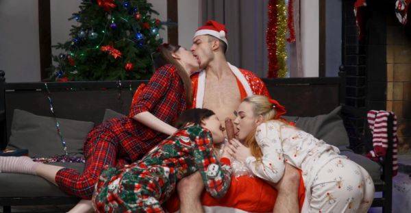 Insolent young babes swap this dick between their muffs in amazing kinks - xbabe.com on freevids.org