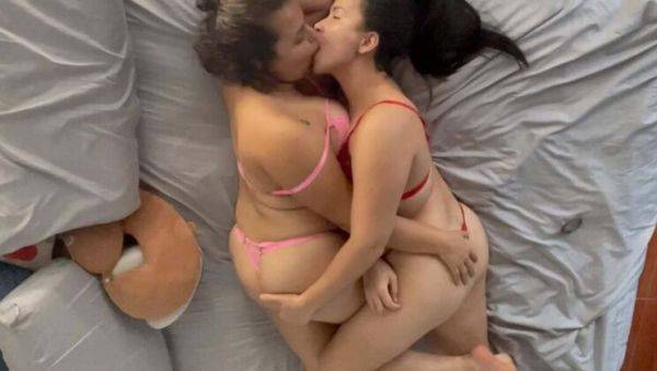 Hot Lesbian Roommates Play Truth or Dare and End Up Kissing Passionately - porntry.com - Colombia on freevids.org