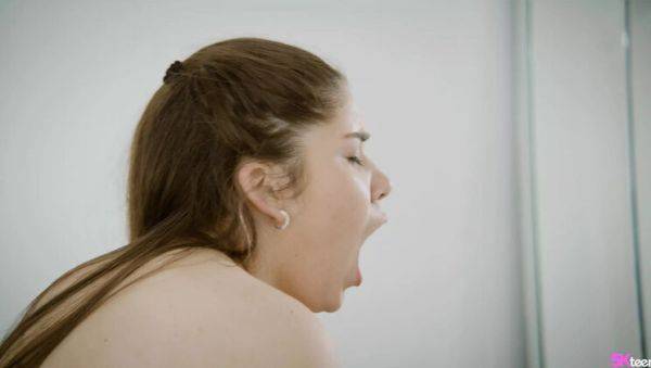 Curvy Chloe Lapiedra Takes a Huge Cumshot in Wild Hardcore Scene - veryfreeporn.com - Spain on freevids.org