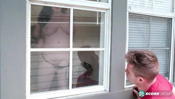 Peeping Tom Fucks Busty Nyx Monroe - videomanysex.com - Usa on freevids.org