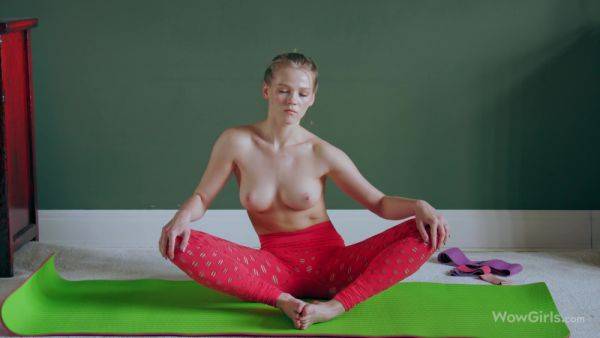 Beautiful Blonde Girl Doing Yoga And Masturbating - Diana Heaven - videohdzog.com on freevids.org