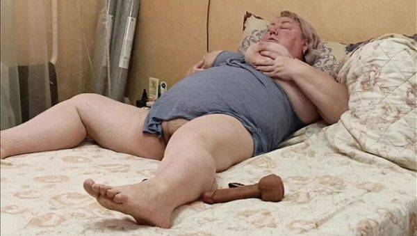 Big Tits Stepmom Zona901 Fingers Her Hairy Pussy with Vibrator - veryfreeporn.com - Russia on freevids.org