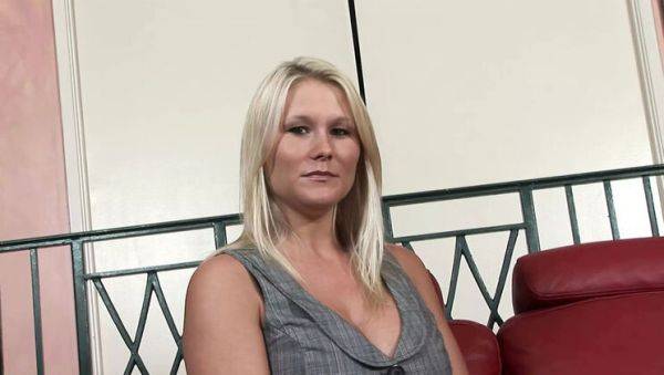 Hot Blonde Stepsister Juliana Jolene Shows Her Tight Pussy in 4K - veryfreeporn.com on freevids.org