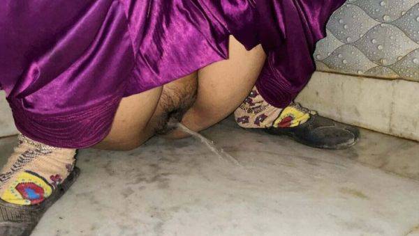 Pooja Bhabhi Pissing in Bathroom - Desi Indian Bhabhi Hardcore Action - xxxfiles.com - India on freevids.org