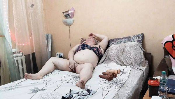 Zona901's Big Tits Friend Masturbates Her Meaty Pussy with Huge Toys in the Evening - xxxfiles.com - Russia on freevids.org