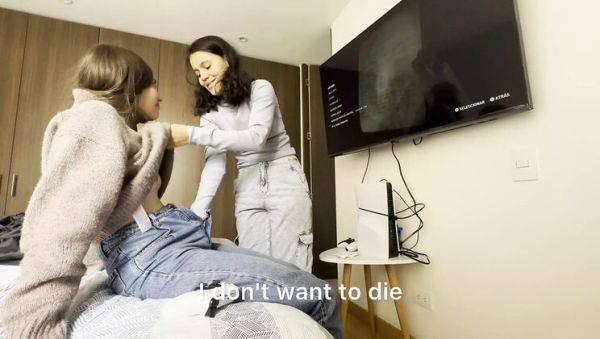 Hot Lesbian Sex While Best Friend Plays Video Games - Scarlettandc - xxxfiles.com - Colombia on freevids.org