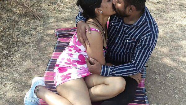 Hot Desi Girlfriend Fucks Village Boyfriend in Romantic Outdoor Sex - Kavita Zawazawi - xxxfiles.com - India on freevids.org