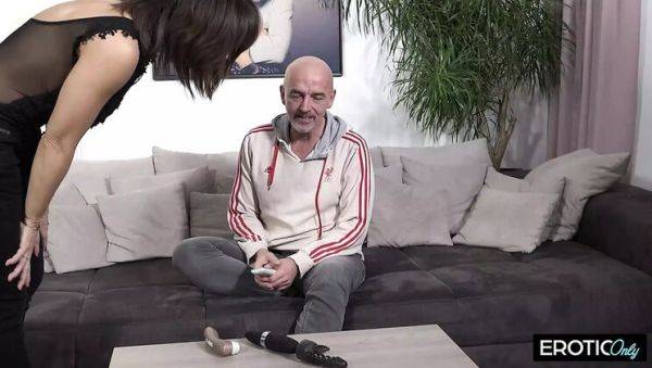 Big Ass MILF Takes Deep Blowjob and Butt Plug After Work - Homemade HD - porntry.com on freevids.org